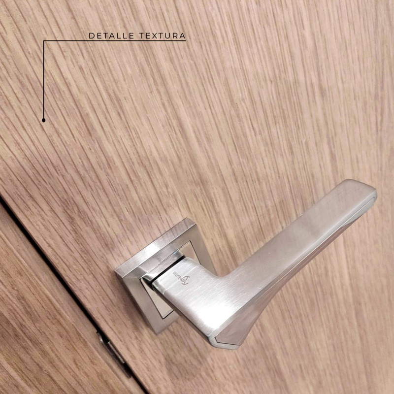 Puerta de madera lisa