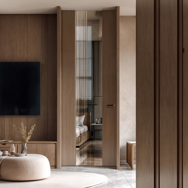 Puerta suelo a techo madera lisa vidriera