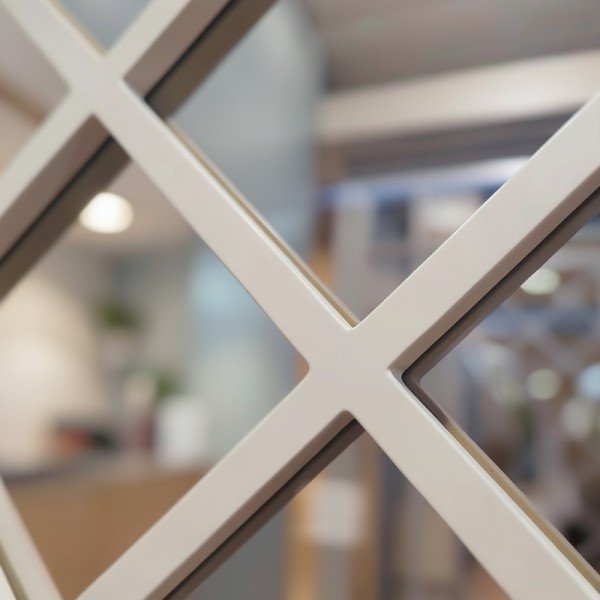 Puerta industrial abatible suelo a techo de madera lacada y cristal  Modelo Daiya