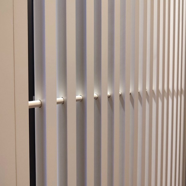 Puerta industrial abatible suelo a techo de madera lacada  Modelo Unike (opción cristal)