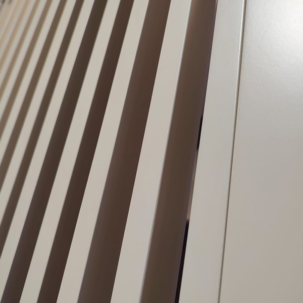 Puerta industrial abatible suelo a techo de madera lacada  Modelo Unike (opción cristal)