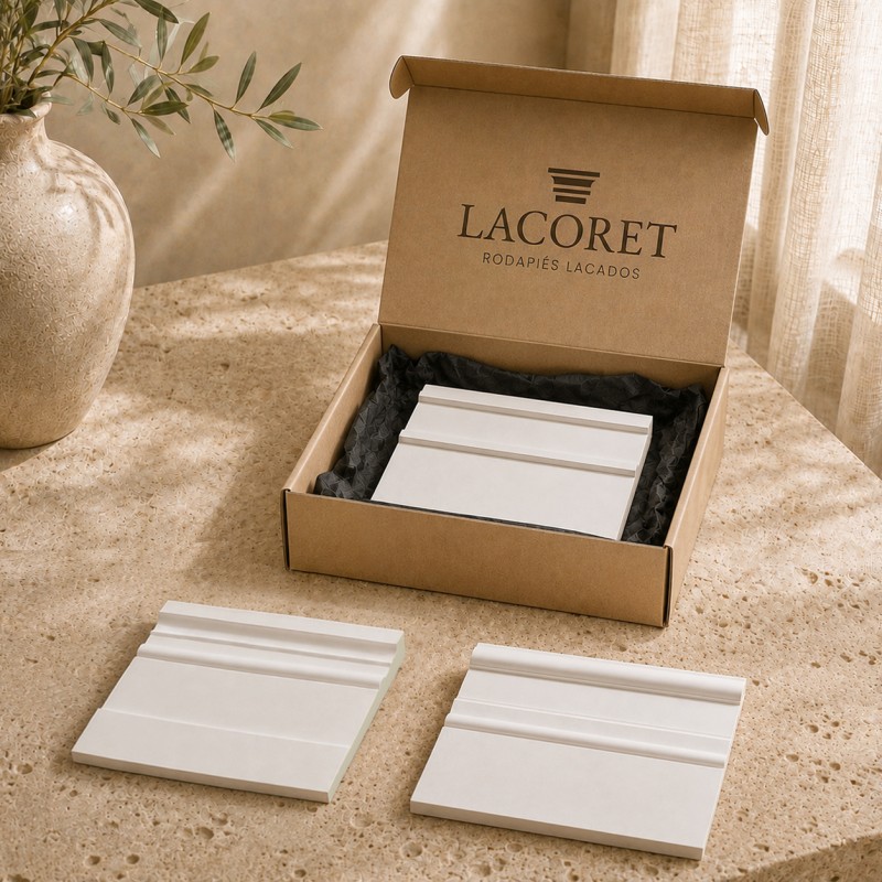 Caja de muestras de rodapiés lacados...