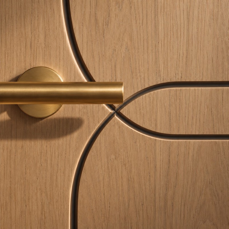 Puerta suelo a techo madera y lacada alpha